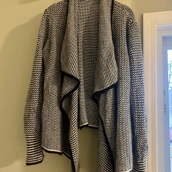 Black and white cardigan - Picture 1 of 1